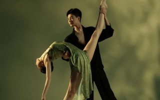 男子双人舞片段如何展现编导的创意与张力？