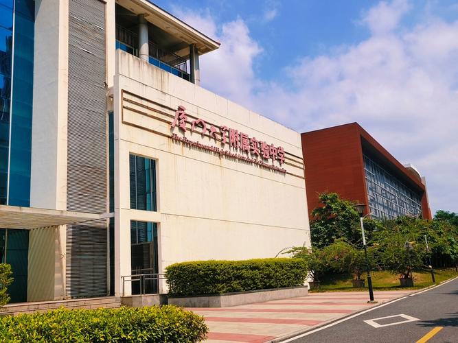 广州大学美术与设计学院产学研中心有何特色?-第1张图片-泰美艺术培训 广州大学美术与设计学院产学研中心有何特色?-第1张图片-泰美艺术培训