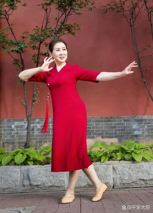 适合中年人跳的舞蹈女生-第1张图片-泰美艺术培训 适合中年人跳的舞蹈女生-第1张图片-泰美艺术培训