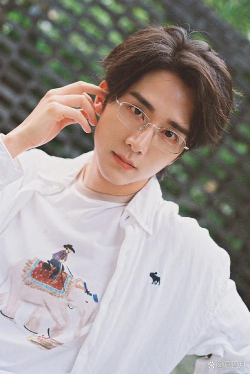 张新成2025艺考图片引热议?-第1张图片-泰美艺术培训 张新成2025艺考图片引热议?-第1张图片-泰美艺术培训