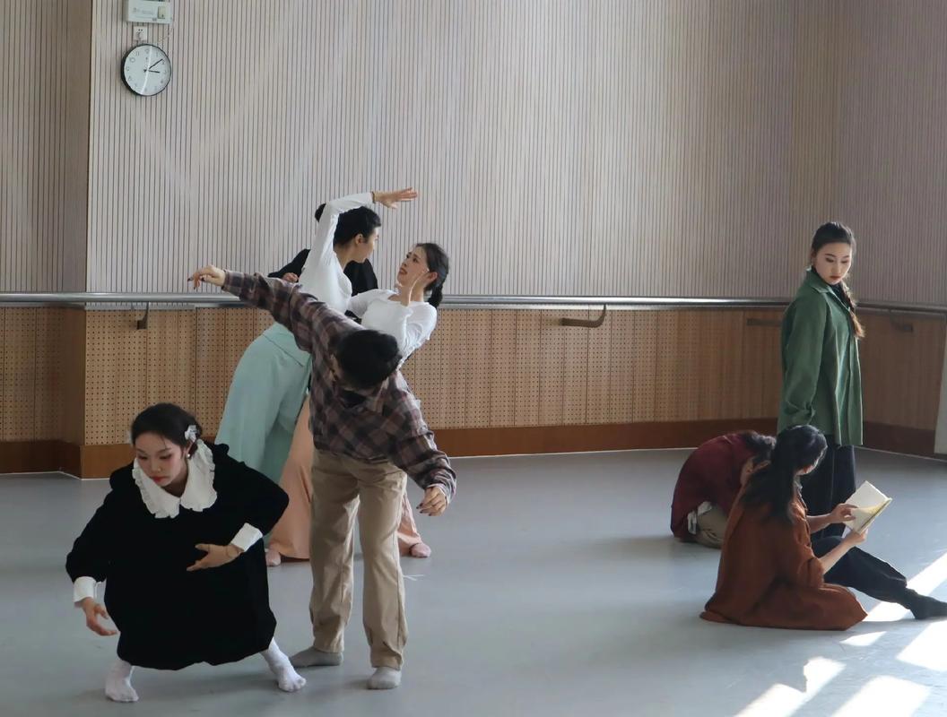 南艺舞蹈学院编导系教师有何教学特色？-第2张图片-泰美艺术培训