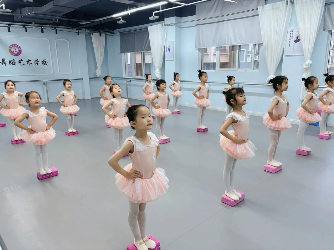 小女孩适合学哪种舞蹈？-第2张图片-泰美艺术培训
