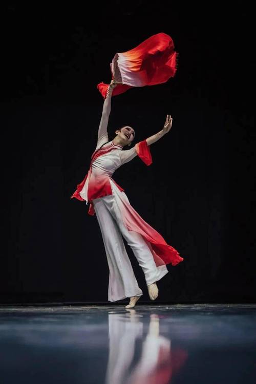 中央民族大学舞蹈何处千-第1张图片-泰美艺术培训