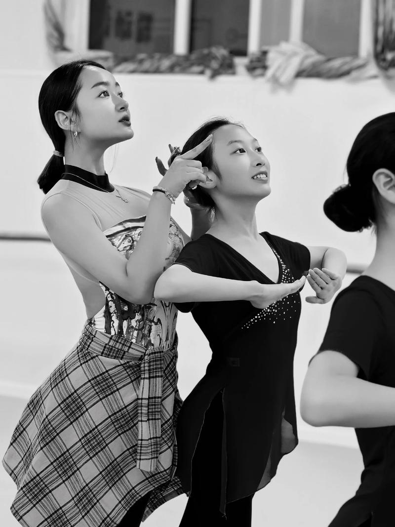 内蒙古民族大学舞蹈招生有何要求?-第2张图片-泰美艺术培训 内蒙古民族大学舞蹈招生有何要求?-第2张图片-泰美艺术培训