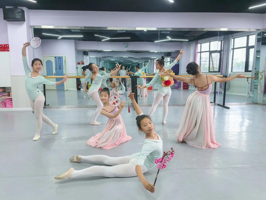 播表演专业学什么舞蹈最合适?-第1张图片-泰美艺术培训 播表演专业学什么舞蹈最合适?-第1张图片-泰美艺术培训