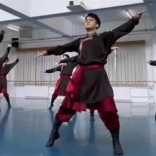 2025艺考男生服装怎么选才出彩？-第2张图片-泰美艺术培训