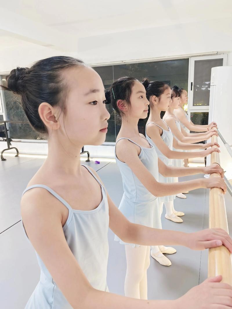 女孩学民族舞蹈几岁开始最合适？-第3张图片-泰美艺术培训